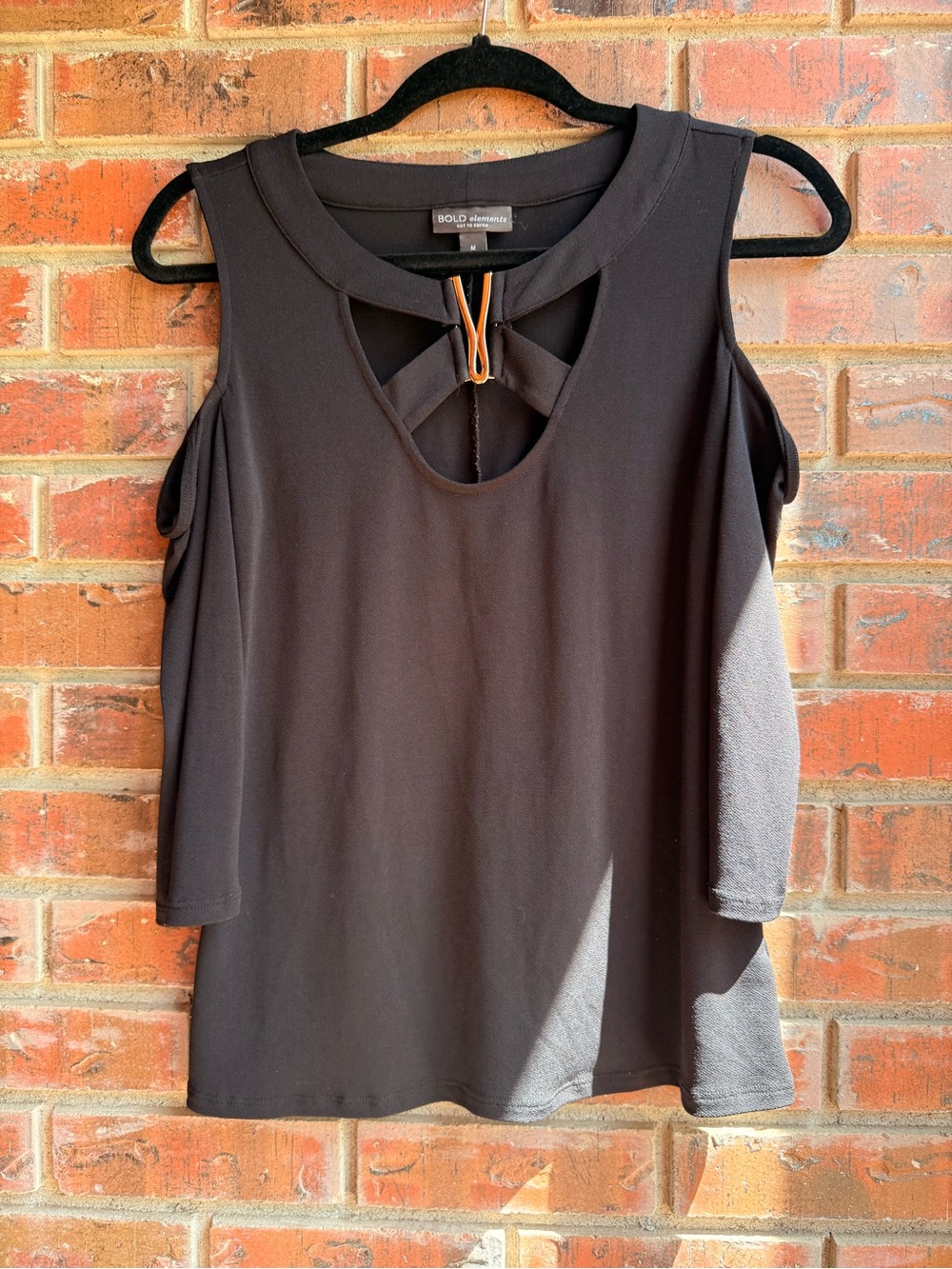 BOLD elements Black Cold-Shoulder Camisole with Front Keyhole Detail